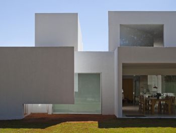 Migliari Guimarães House | DOMO