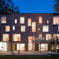 nadaaa-virginia-architecture-remodel-renovation-glazing-brick-rock-creek-house-home_dezeen_21